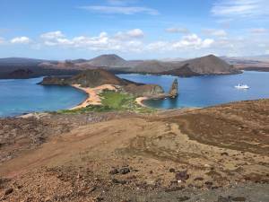 Blick auf das bekannte Galapagos Wahrzeichen - Der Pinnacle Rock