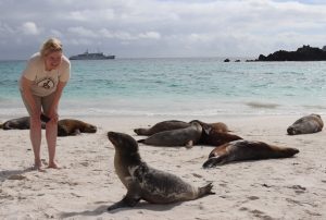 Galapagos PRO Gründerin Beate Zwermann mit Seelöwen auf Española