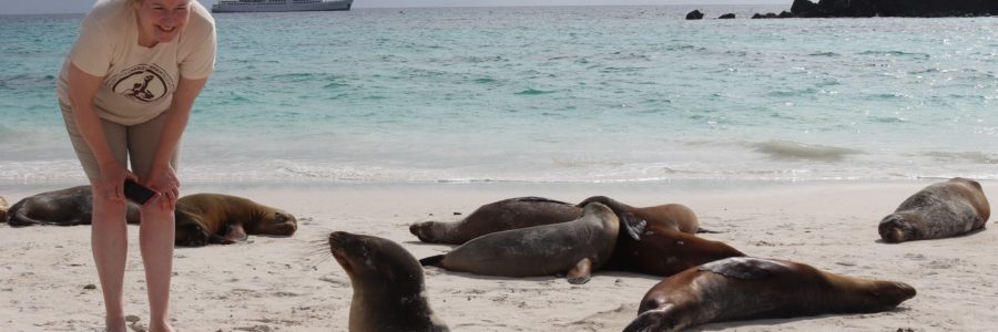 Galapagos PRO Gründerin Beate Zwermann mit Seelöwen auf Española