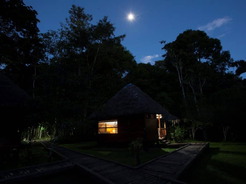 Sani Regenwald Lodge bei Nacht