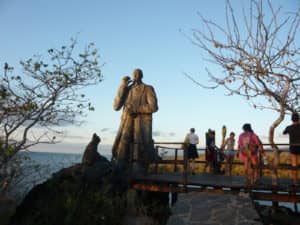 Hoch über der Galapagos Insel San Cristóbal drohnt eine Charles Darwin Statue