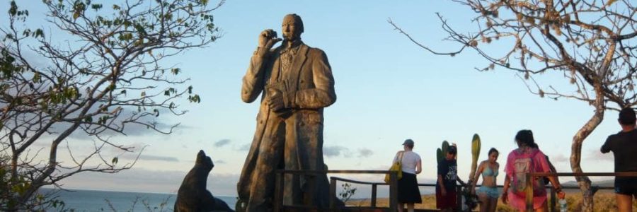 Hoch über der Galapagos Insel San Cristóbal drohnt eine Charles Darwin Statue