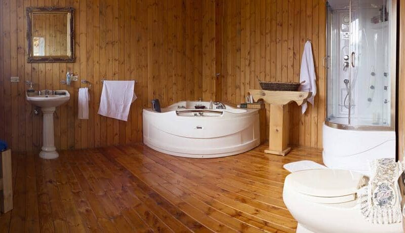 Galapagos PRO Villa Beatriz lodge bathroom with jacuzzi