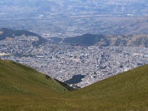 Eine atemberaubende Aussicht von der Seilbahn Teleferiqo in Quito