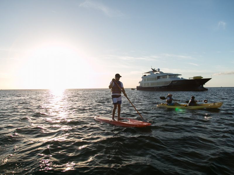 Galapagos-Kreuzfahrt Origin - Stand-Up Paddle Board und Kajak fahren gehört zu den Aktivitäten der Origin