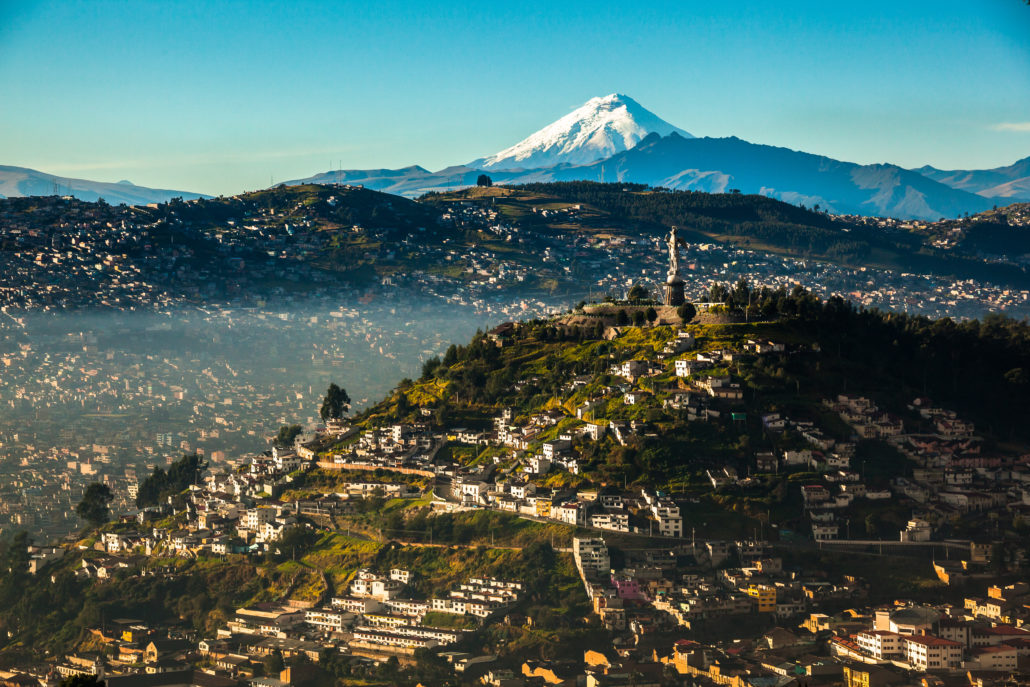 Galapagos-Pro der Vulkan Cotopaxi hinter der Hauptstadt Ecuadors Quito