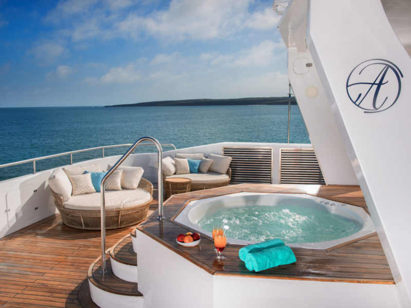 Galapagos Kreuzfahrt Alya Sonnendeck mit Jacuzzi